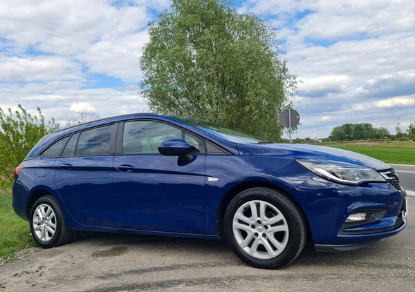 Opel Astra cena 42500 przebieg: 122000, rok produkcji 2019 z Otwock małe 466